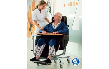 ALTITUDE-E Wózek specjalny geriatryczny - elektryczny na pilota ze stolikiem