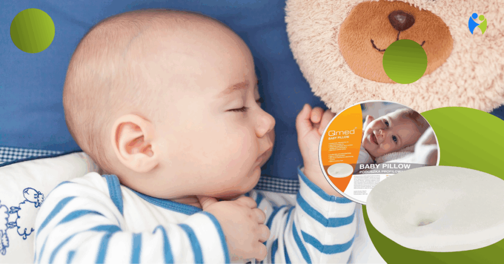 Niemowlę śpiące na plecach, obok profilowanej poduszki ortopedycznej QMED BABY PILLOW – produkt przeznaczony do korekcji kształtu główki i wsparcia zdrowego snu dziecka.