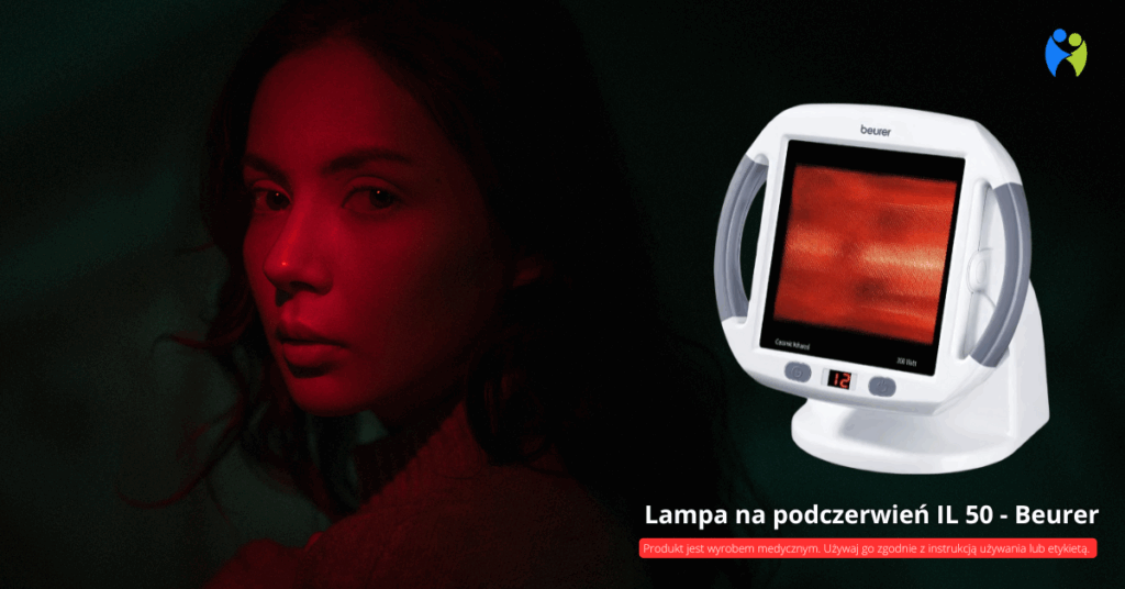Kobieta oświetlona czerwonym światłem oraz lampa na podczerwień Beurer IL 50, wykorzystywana w terapii światłem.