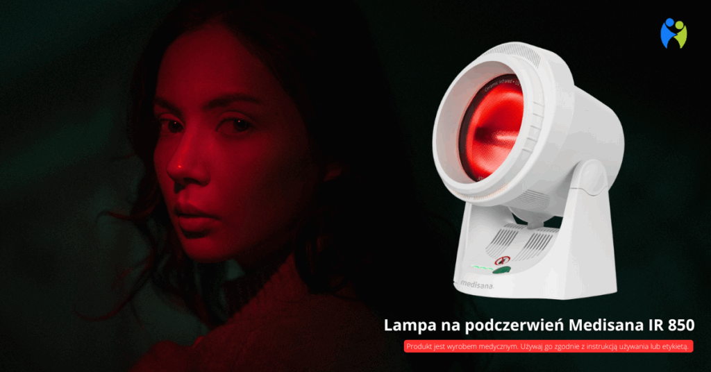Kobieta oświetlona czerwonym światłem z lampy na podczerwień Medisana IR 850, widocznej po prawej stronie. Lampa emituje intensywne światło terapeutyczne.