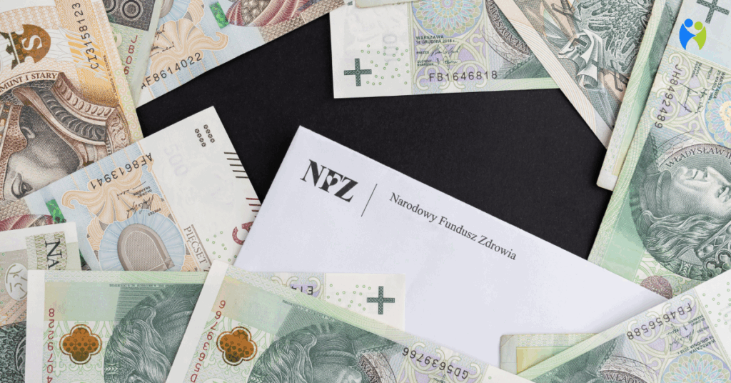 Koperta z logo NFZ otoczona polskimi banknotami – symbolizuje finansowanie badań i świadczeń zdrowotnych.