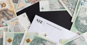 Koperta z logo NFZ otoczona polskimi banknotami – symbolizuje finansowanie badań i świadczeń zdrowotnych.