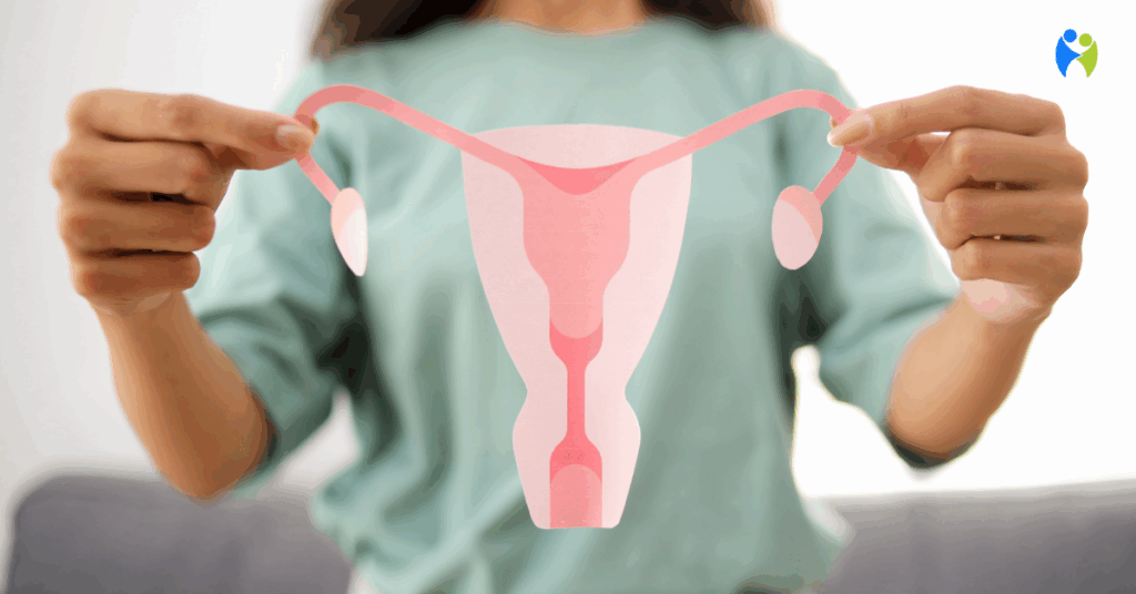 Kobieta trzymająca w dłoniach papierowy, różowy model macicy z jajowodami i jajnikami, symbolizujący zdrowie kobiecego układu rozrodczego, cytologię i profilaktykę HPV.