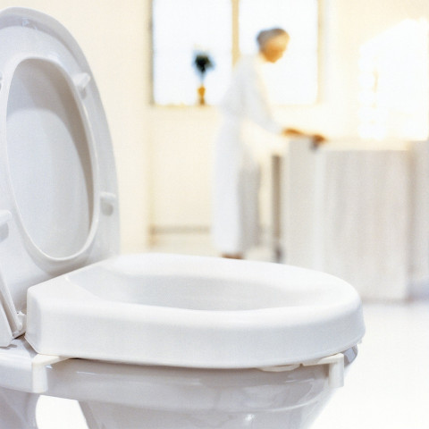 Nakładka podwyższająca na sedes Etac Hi-Loo na kwadratowe sedesy - wysokość: 6 cm Z pokrywą - Galeria zdjęcie 5